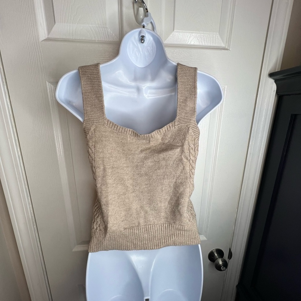 Cotton Emporium Women’s Medium Tan Acrylic Cable Knit Sleeveless Sweater Top M - Picture 3 of 14